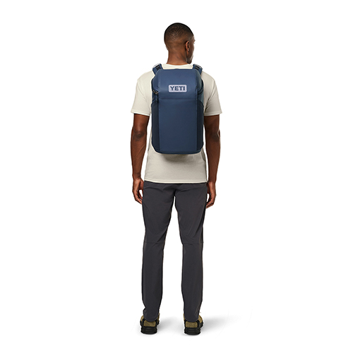 Z_Daytrip20LBackpack_SizeComparison_Model.jpg